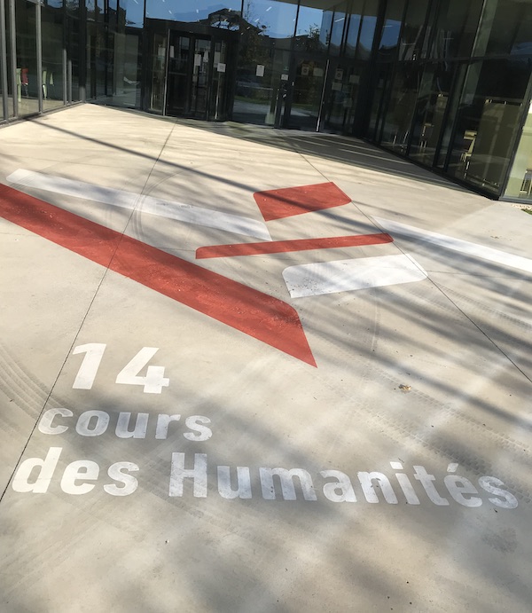 inscription au sol du 14 cours des Humanités sur le campus Condorcet