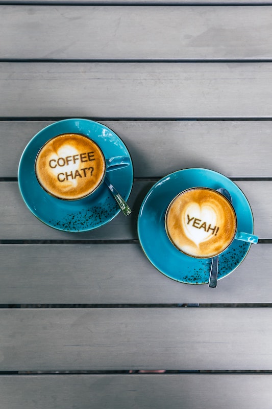 deux tasses de café discutent : coffee chat ? yeah ! © Photo de Frank Leuderalbert sur Unsplash